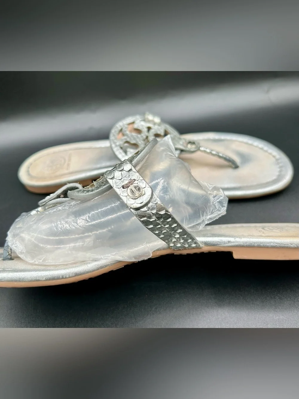 TORY BURCH Miller Thong Sandals - Silver Metallic Snakeskin - Texture. Size 8